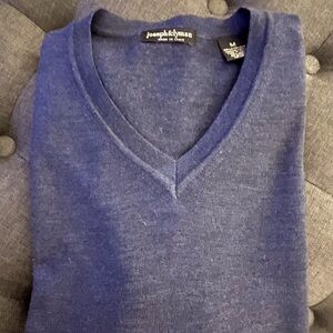 Joseph & Lyman
Men’s V-neck Sweater